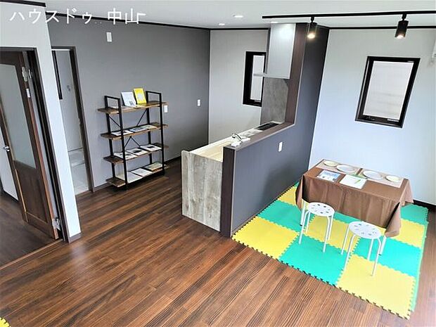 LDK16帖。壁、床、キッチンの配色がマッチした空間です！