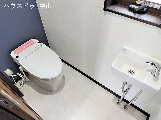 トイレの便器はお手入れしやすいフォルムです！簡易手洗い付き！