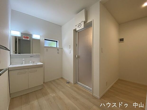 広々とした洗面脱衣室収納スペースはランドリースペースとしても利用できます。