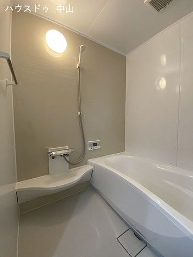 シンプルで落ち着いた雰囲気の浴室
