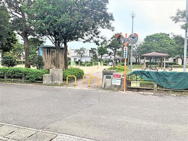 桜ケ丘二丁目公園桜ケ丘二丁目公園滑り台など遊具あり。ボール遊びも十分にできる広さの公園です。 2040m