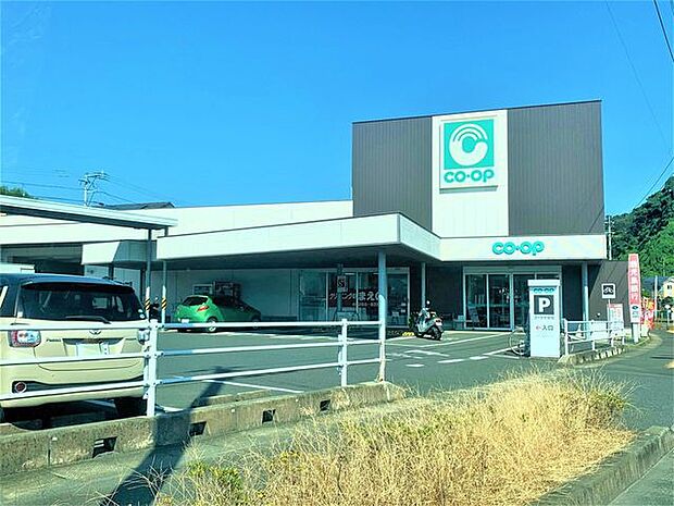 コープ宇宿店コープ駐車場105台ATM有り、惣菜・酒の取り扱い有り 400m