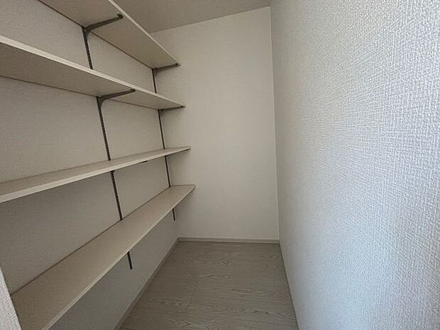 パントリー付きで食料品や調理器具の保管可能♪