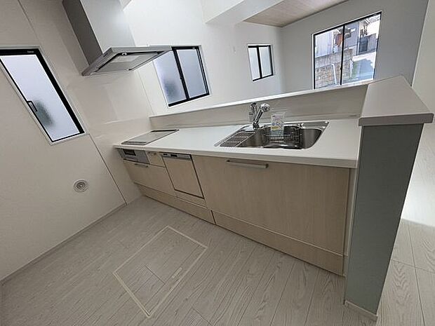 部屋を見渡したり家族と会話したりしながら料理できる開放的なキッチンです♪