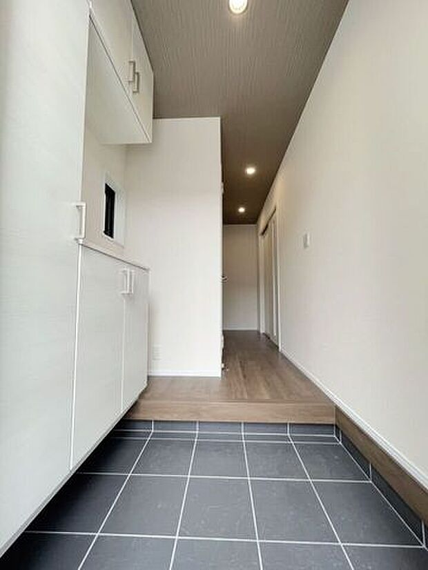 \住まいの第一印象を彩る玄関/ゆとりある空間設計で、家族の「いってきます」と「ただいま」を心地よく迎えます。収納力も備え、すっきりとした玄関を保てます。