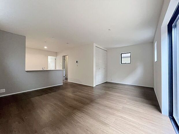 \家族の笑顔が広がる住まい/明るいリビングで自然と集う毎日。新築ならではの安心と心地よさを、ぜひご体感ください。