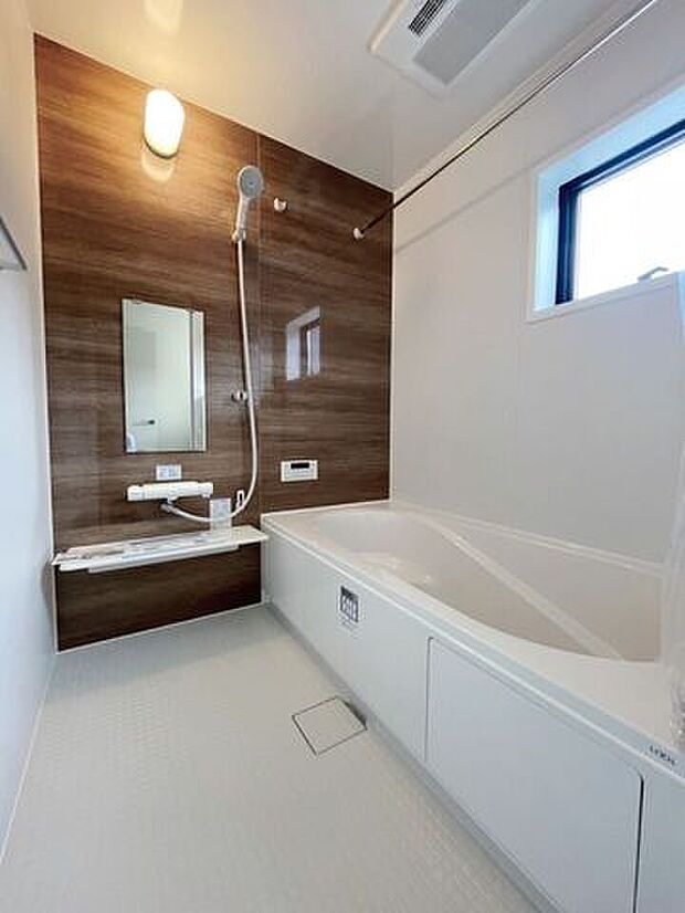 \一日の疲れを癒すバスルーム/ゆったりとくつろげる浴室空間。清潔感のあるデザインと快適な設備で、毎日のバスタイムを心地よいひとときに。