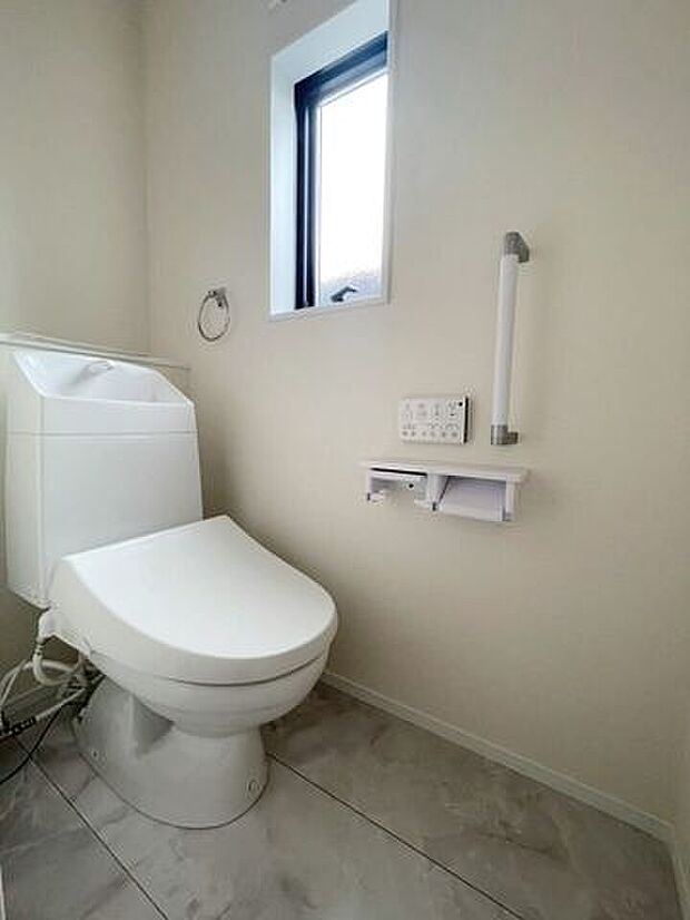 \2階にも快適な洗浄便座付きトイレ/朝の忙しい時間帯も混み合いにくく、使い勝手の良い設計。清潔感のある空間で、毎日の暮らしをより快適に支えます。