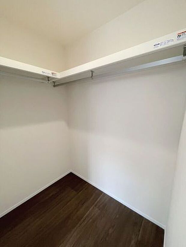 \たっぷり収納できるウォークインクローゼット/衣類や季節物もすっきり収まる大容量設計。整理整頓がしやすく、毎日のコーディネートも快適に楽しめます。