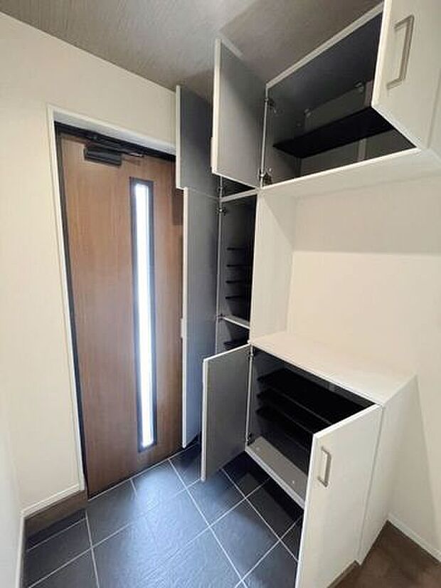 \すっきり片付く玄関収納/たっぷり収納できるシューズクローク付きで、家族分の靴もきれいに整理。玄関まわりをいつでも整った印象に保てます。