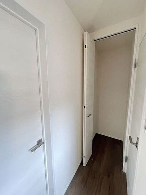 \家族みんなの荷物をすっきり収納/衣類やバッグ、日用品までまとめて片付けられる廊下収納、整理整頓しやすく、毎日の暮らしを快適にサポートします。