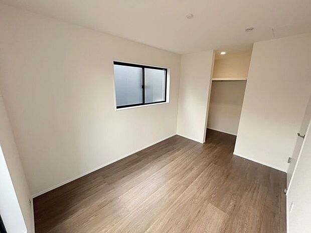 \心安らぐ主寝室/ゆとりある広さで、ベッドや家具の配置も自在。落ち着いた空間設計が、一日の疲れをやさしく癒し、上質な眠りへと導きます。