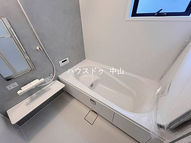 \一日の疲れを癒すバスルーム/ゆったりとくつろげる浴室空間。清潔感のあるデザインと快適な設備で、毎日のバスタイムを心地よいひとときに。