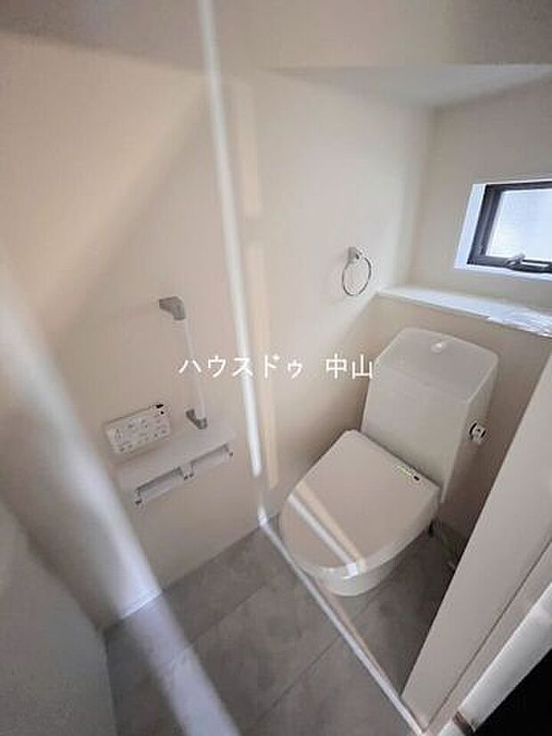 \清潔感あふれる洗浄便座付きトイレ/1階に配置された使いやすい設計。快適な機能性と落ち着いた空間で、毎日の暮らしをさりげなく支えます。