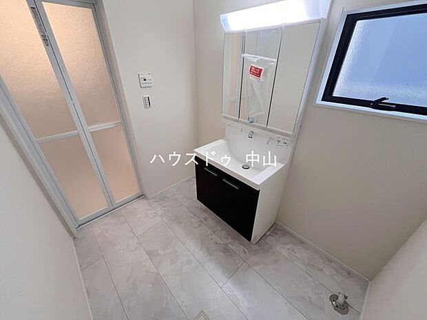 \清潔感あふれる洗面空間/ゆとりある洗面室は、朝の身支度もスムーズ。収納もしっかり確保され、毎日を快適にサポートする使い勝手の良い空間です。