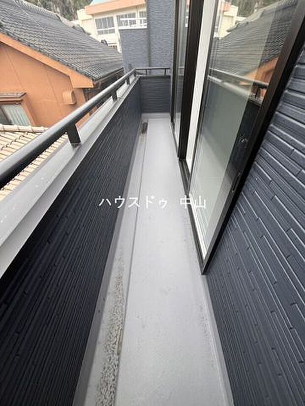 \開放感あふれるバルコニー/陽当たりの良いスペースで洗濯物も快適に乾燥。ちょっとした気分転換やガーデニングも楽しめる、暮らしにゆとりを添える空間です