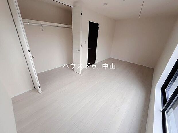 \多用途に使える2階洋室/子ども部屋や書斎、趣味の空間としても活躍。採光にも配慮された明るい室内で、ライフスタイルに合わせて柔軟に使えます。