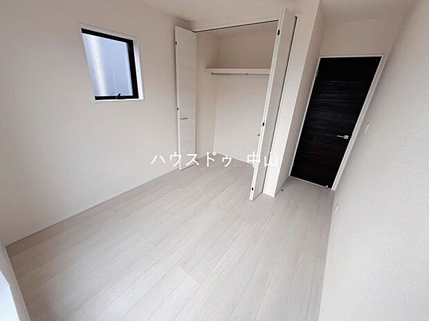 \家族の成長に寄り添う2階洋室/子ども部屋やワークスペースなど用途自在。収納もしっかり確保され、すっきりと使える快適なプライベート空間です。