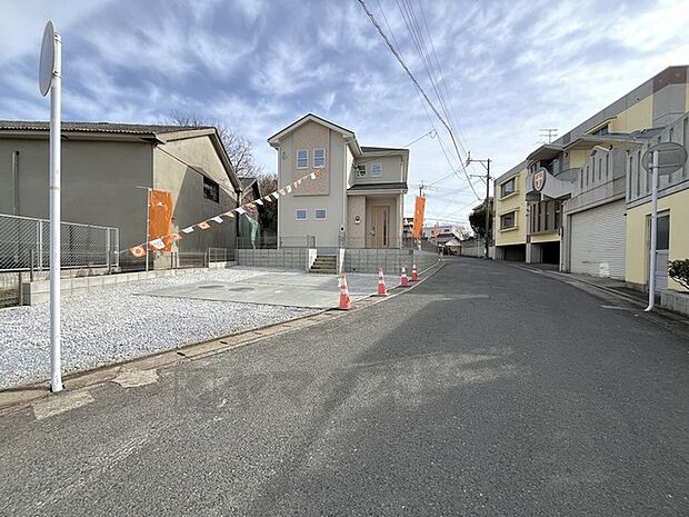 前面道路は5〜6ｍと広く、駐車もスムーズにできますよ＾＾ハローデイ後藤寺店まで徒歩9分。 ローソン田川後藤寺店まで徒歩3分。くすりのコーエイ後藤寺店まで徒歩3分。 周辺環境充実＾＾