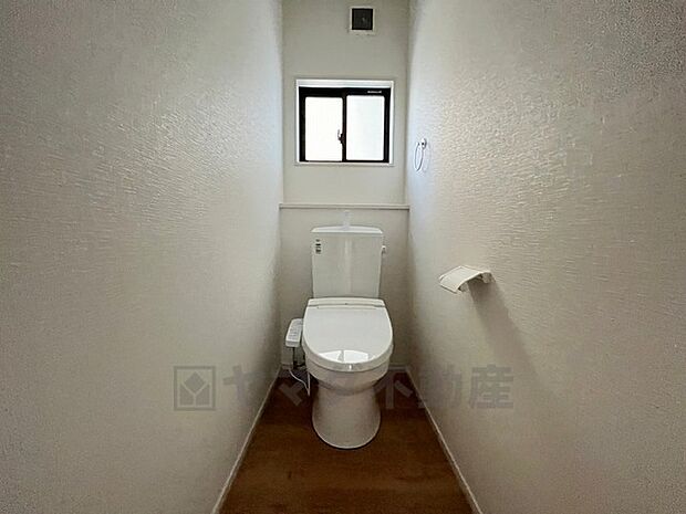 ウォシュレット付トイレです。節水機能もあるので、安心して使えますね。もちろん、1階2階の2ヶ所にトイレがあるので、忙しい朝にもゆとりができますね。