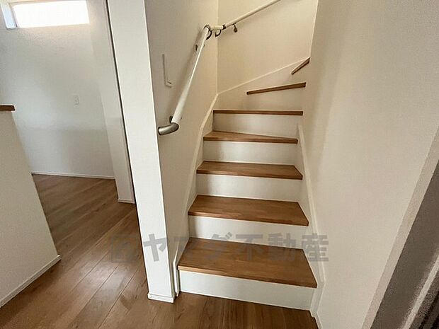 階段は段数を通常より1段多く段差を低く設定し、 より安全な階段を追求しました。