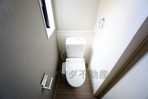 ウォシュレット付トイレです。節水機能もあるので、安心して使えますね。もちろん、1階2階の2ヶ所にトイレがあるので、忙しい朝にもゆとりができますね。