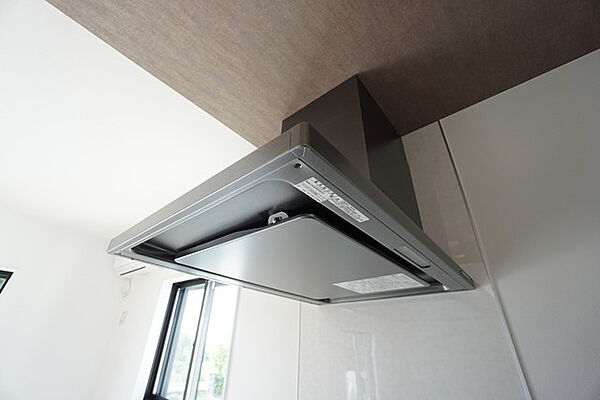 お手入れが簡単なスリム型レンジフードです。調理により発生する油煙や臭いを吸い込み、屋外へ排気してくれます。