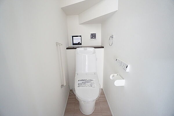 温水洗浄機付トイレです。節水機能もあるので、安心して使えますね。もちろん、1階2階の2ヶ所にトイレがあるので、忙しい朝にもゆとりができますね。