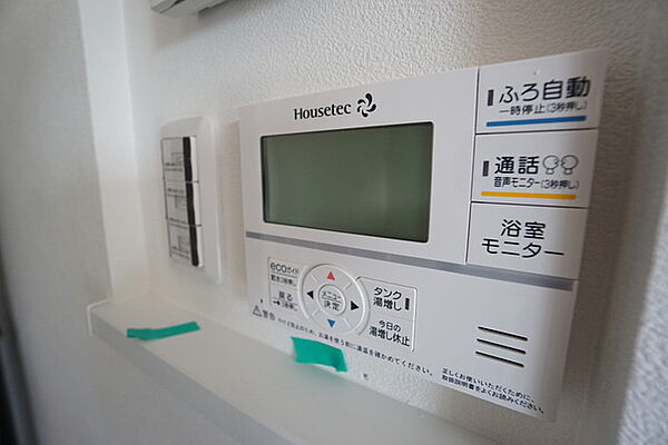 キッチン横からお湯張り、追い炊き、足し湯がボタン一つで楽々操作できる給湯機リモコンです。忙しい夕飯準備の時間帯に重宝しますね。