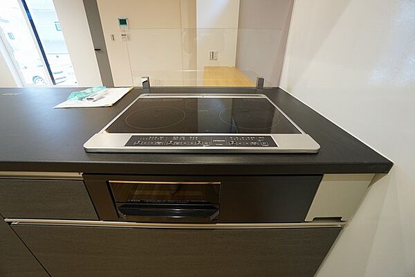 お手入れのしやすいIHクッキングヒーターです。 3口コンロなので、効率よくお料理が楽しめます。毎日のお料理も楽しくなりますね＾＾