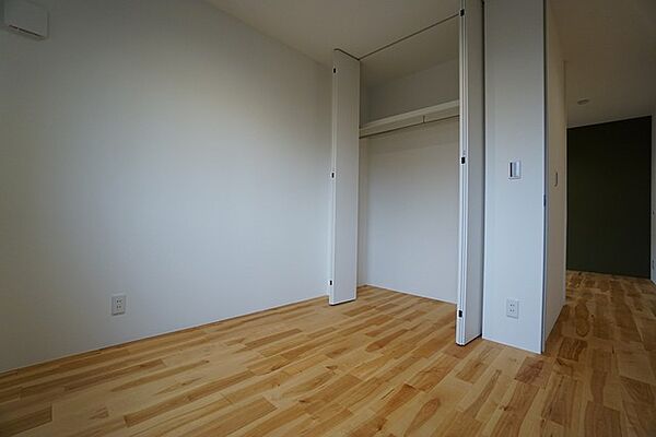 木目調のシンプルデザインで落ち着きと安らぎの空間に仕上げています。各部屋に収納が完備されているので、お荷物が多くなっても安心の設計です。