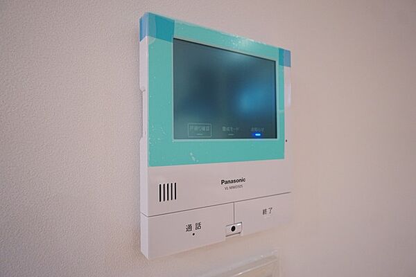 防犯性もばっちり、TVモニター付きインターフォン完備。大きなモニターで玄関先を確認できます。録画機能が付いているので不在時の訪問者も確認できて安心です^^