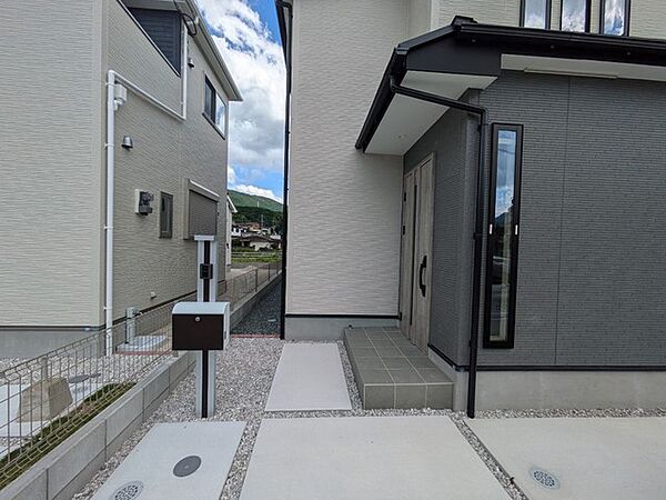タッチキー採用の玄関。お買い物帰りで、両手がふさがってきても簡単に中に入れます＾＾奥まって設置されており、雨にも濡れにくくなっています。