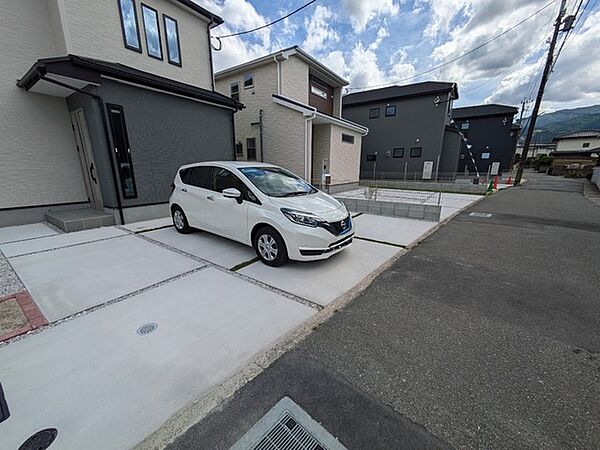 カースペースは停めやすい並列駐車2台付き。