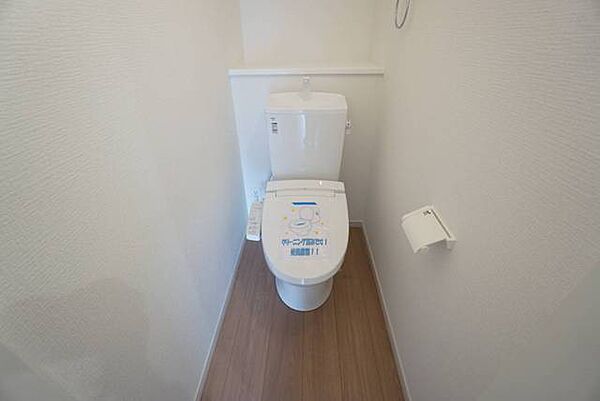 温水洗浄機付トイレです。節水機能もあるので、安心して使えますね。もちろん、1階2階の2ヶ所にトイレがあるので、忙しい朝にもゆとりができますね。