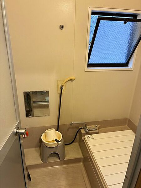 浴室に窓があり、自然換気で湿気を効率よく外に逃がし、カビや嫌なニオイの発生を抑えることができます。