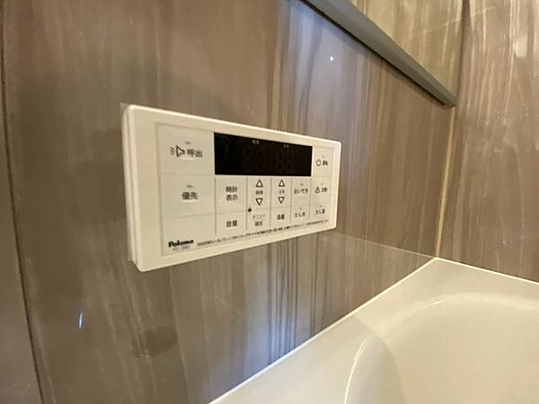 浴室内の給湯器リモコン。一日の疲れを癒す快適なバスタイムを＾＾