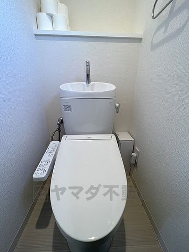 ウォシュレット付トイレです。節電機能もあるので、安心して使えますね。タオル掛け付き。