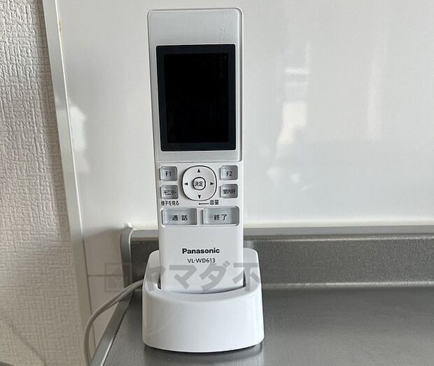 家中どこでも来客対応が出来るワイヤレスモニター子機あり。室内呼機能も付いておりTVモニターインターホンと会話ができます。