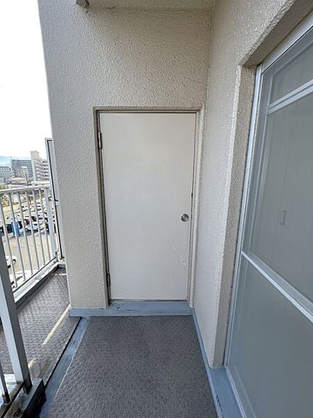 バルコニーには便利な物入収納有り。