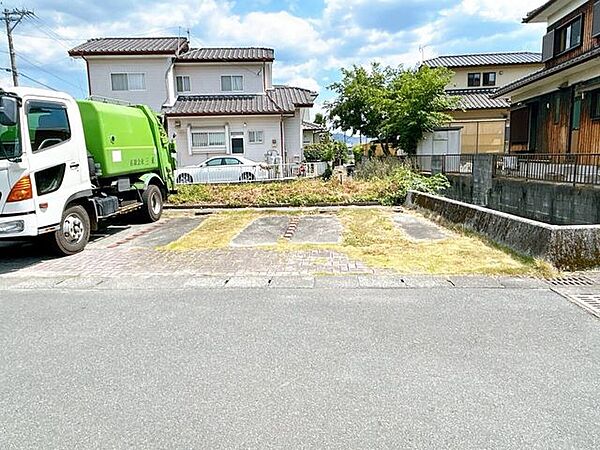 お家から徒歩20秒の場所に駐車スペースがあります。普通車2台可能です。