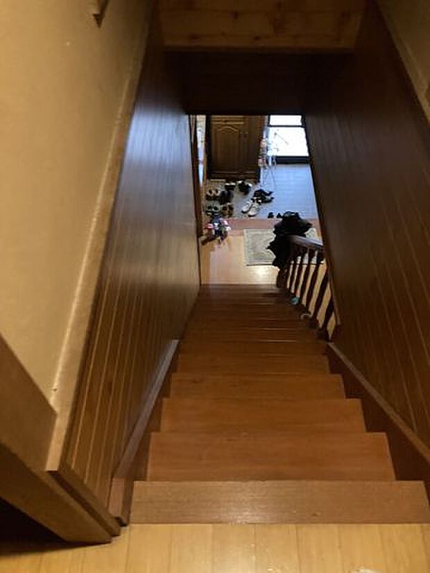 玄関から2階へと通じる階段です。