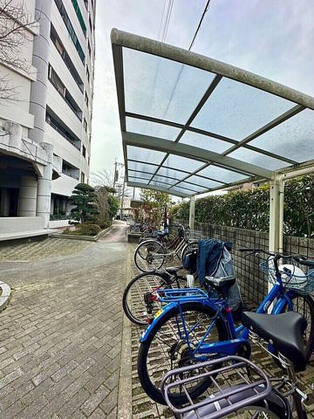 通勤通学に自転車を利用される方にも嬉しい敷地内駐輪場◎バイク置き場もあります。最新の空き情報等はお気軽にスタッフまでお問い合わせ下さい。