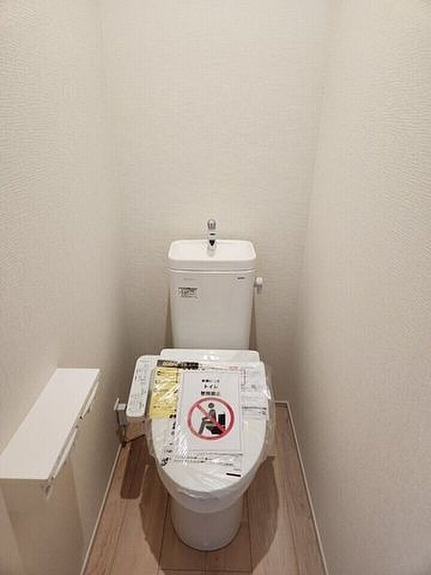 清潔感のある白で統一したトイレ♪トイレットペーパーホルダーには落ち着きのあるシルバーを採用◎水洗スイッチを壁付けにした事でより一層スタイリッシュな空間に♪