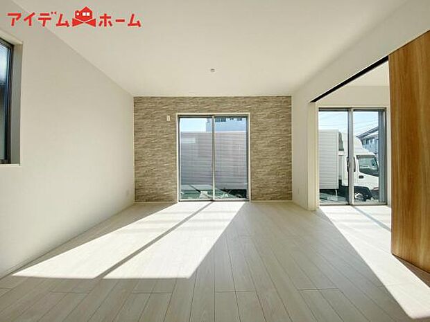 広々リビングは、陽当りが良く、部屋いっぱいに 明るい陽光が広がります。 