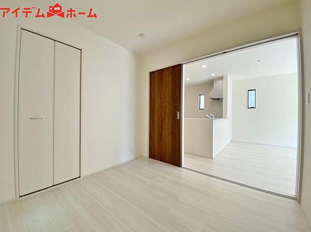 リビングと隣り合った洋室の扉を開ければ 一つの部屋として使用でき、ゆとりのある空間を実現 