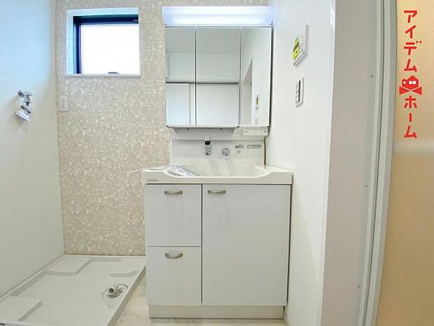 ゆとりの洗面スペースで朝の身支度も快適スムーズ。 鏡の裏にはたっぷりと収納スペースを標準装備 