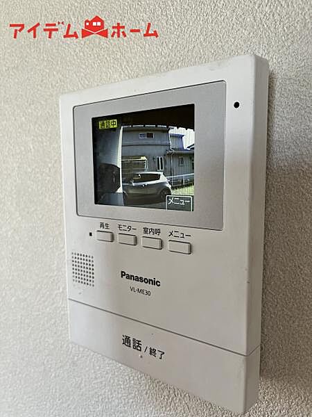 奥様やお子さんのみの在宅も安心。ボタンひとつで通話が可能です。 突然の来訪も時間帯に関係なく鮮明な画像で確認することが出来ます。