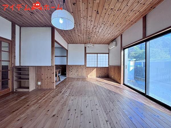 大きく開いた窓からは、明るい陽射しが射し込みます。 自然と家族が集まる空間です。