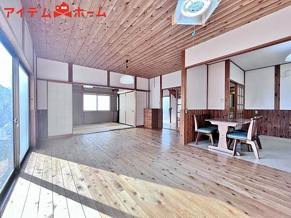 広々リビングは、陽当りが良く、部屋いっぱいに 明るい陽光が広がります。